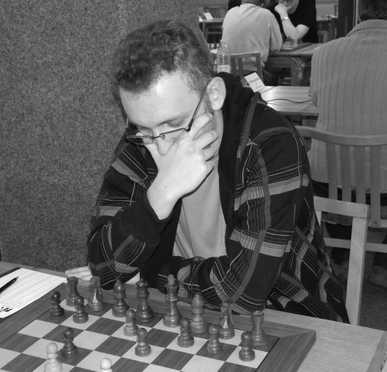 V těžké pozici prohrávající chyba, vyrovnanou pozici ještě drželo jediné 38 Ve5. 39.Vxe1 Jxe1 Hrozí sice 40 Dg2#, jenže na tahu je bílý. 40.Jf5+ Kg6 41.Jh4+ Kg7 42.