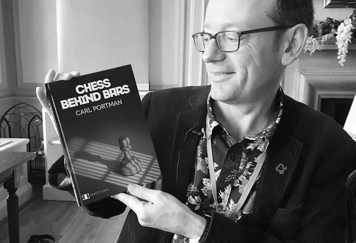 ŠACHY VE VĚZENÍ CHESS BEHIND BARS Šachy za mříží to je název nové knihy Angličana Carla Portmana o jeho projektu rozšiřování šachové hry do vězení.