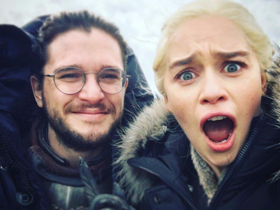 Game of Thrones" Emilia Clarke selfie with Kit Harington on Instagram - INSIDER [online]. [vid. 2017-09-26]. Dostupné z: http://www.thisisinsider.