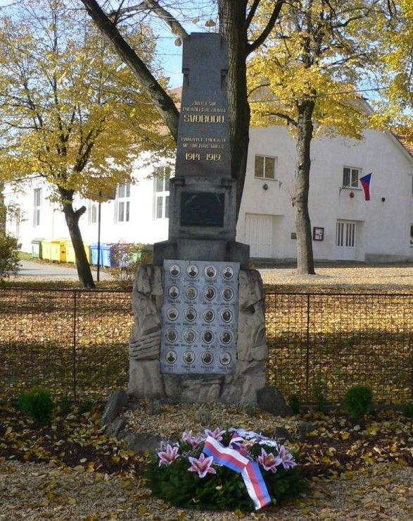 Výčapský statek patřil například Vratislavu z Pernštějna, pánům z Valdštejna, Chroustenským z Malovar a dalším.