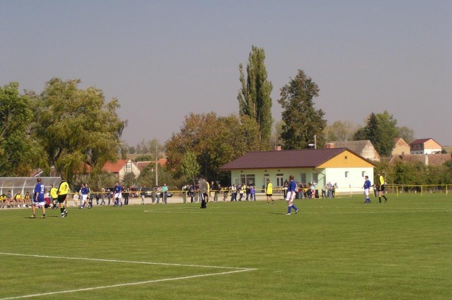 Jana Nepomuckého z roku 1780, kaple P. Marie z počátku 19. století s dřevěnou zvonicí, datovanou rokem 1906. U silnice do Jaroměřic je železný kříž z roku 1896 s plastikou Krista.