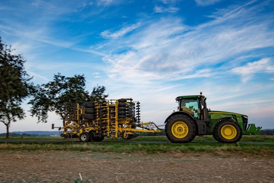 Obr. 2: Secí stoj OMEGA OO 6000 FL od společnosti BEDNAR FMT (foto Bednar FMT) Secí stroj OMEGA 6000 FL je ve standardní výbavě osazen dvoukomorovým zásobníkem o celkovém objemu 5000 litrů a poměru