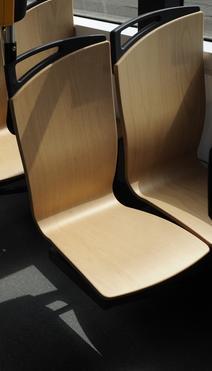 Sedadla v rekonstruovaných tramvajích T3 sice jsou použitím jiného materiálu podobně komfortní, ale jejich neprofesionální tvarování a barevnost zcela degraduje původní kvalitní styl