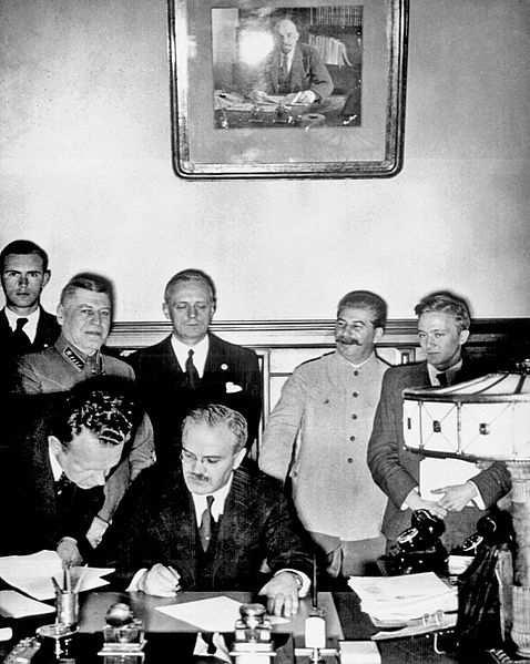 Německo - sovětský pakt o neútočení [online]. 2013 [cit. 2013-03-19]. Dostupné z: http://cs.wikipedia.