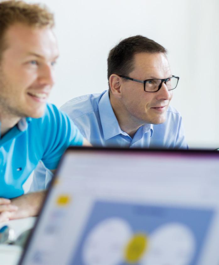 Jsme lidé Naši experti se stávají průvodci profesionálů v komplikovaném procesu digitalizace výroby.