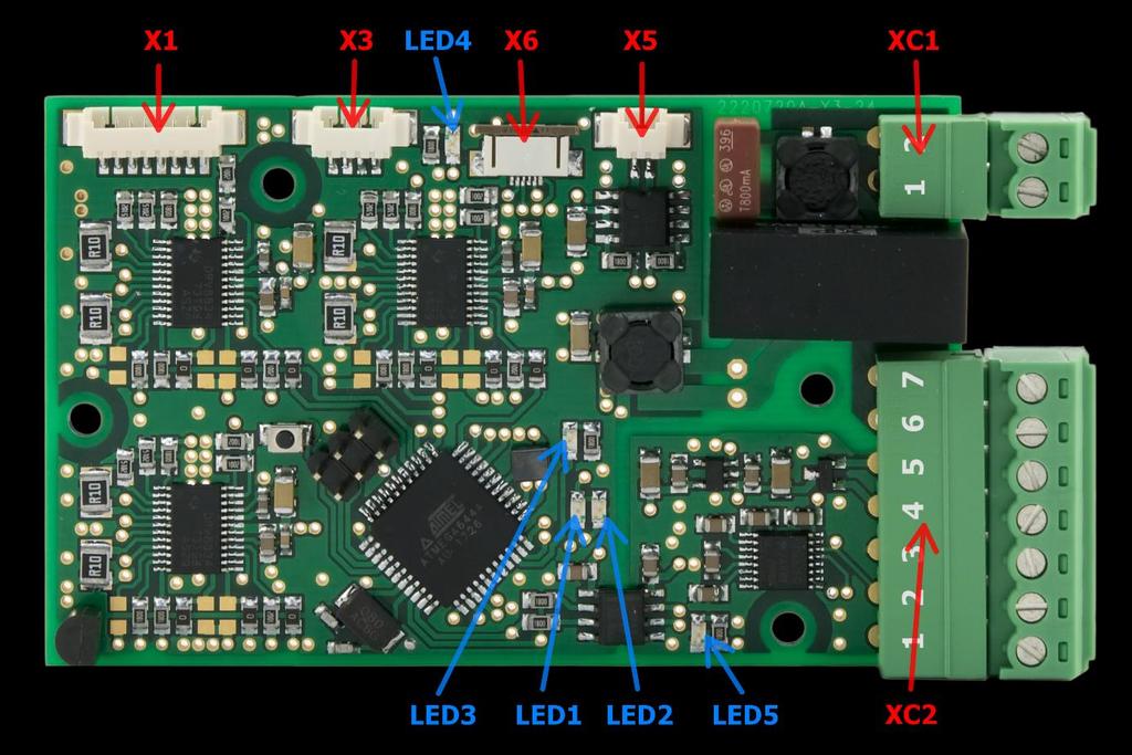 3 KONEKTORY A INDIKAČNÍ PRVKY Zařízení obsahuje 2 vstupní konektory: Konektor XC1 slouží k připojení napájecího napětí.