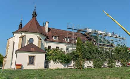 K zajištění ochrany rekonstruované střechy proti povětrnostním vlivům byly zvoleny systémové díly lešení PERI UP.