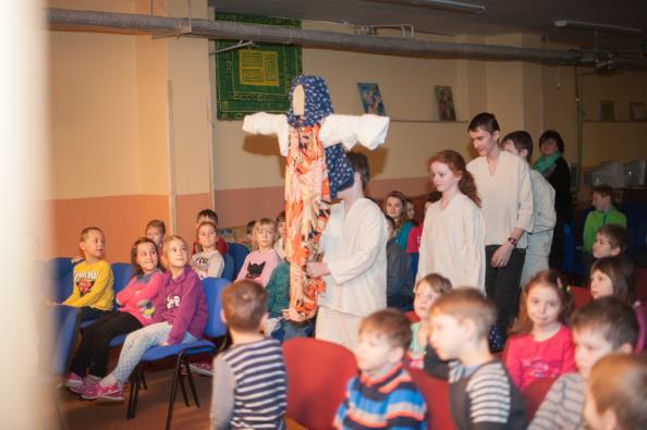 Záměrně se vyhýbám termínu školení, protože řada našich pedagogů jsou lidé s velkými zkušenostmi, které začali cca před 15 lety získávat na našich táborech jako děti.