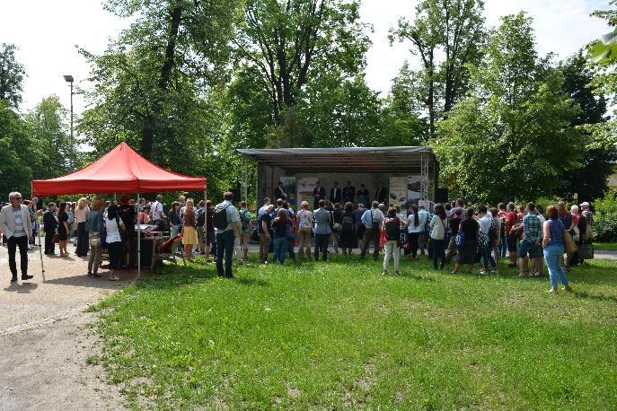 LeaderFEST 2018 ROŽNOV POD RADHOŠTĚM V rámci bloku "Konektivita a spolupráce na venkově" jsme na LeaderFESTu
