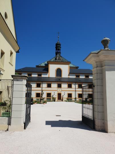 B vyrazila na výlet 4.6.2019. Jeli jsme vlakem do Dvora Králové a šli pěšky na Kuks.