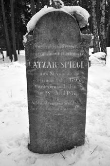 ŽIDOVSKÝ HŘBITOV V LOMNIČCE 303 Náhrobek č. 70 Latzara Spiegla jižní strana. Foto: L. Svoboda. Náhrobek č. 70 Latzara Spiegla severní strana. Foto: L. Svoboda. Náhrobní kámen č.