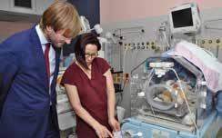 Holčičky přišly na svět císařským řezem, jsou v dobré zdravotní kondici a momentálně se nacházejí v péči neonatologů.