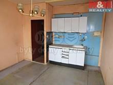 8 560 Nabízíme k prodeji byt v osobním vlastnictví o dispozici 1+kk s lodžií, o velikosti 22 m2, který se nachází ve druhém patře panelového domu stojícího v centru města.