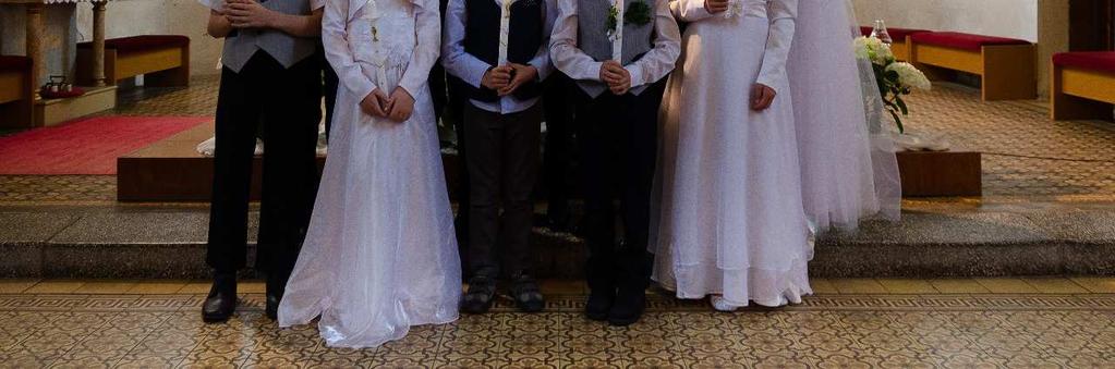 svatému přijímání ve mši svaté ve farním kostele v Ostravici, z toho 3 děti pocházejí ze Starých Hamer.