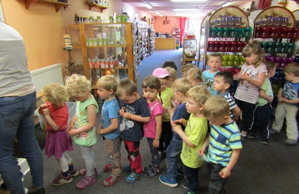 školáky. Tato akce byla určena pro všechny děti i rodiče a podle ohlasů všech proběhla úspěšně. Medvíďata Medvíďata byla v květnu na dvou výletech. Prvním byla návštěva Svíčkárny v Šestajovicích.