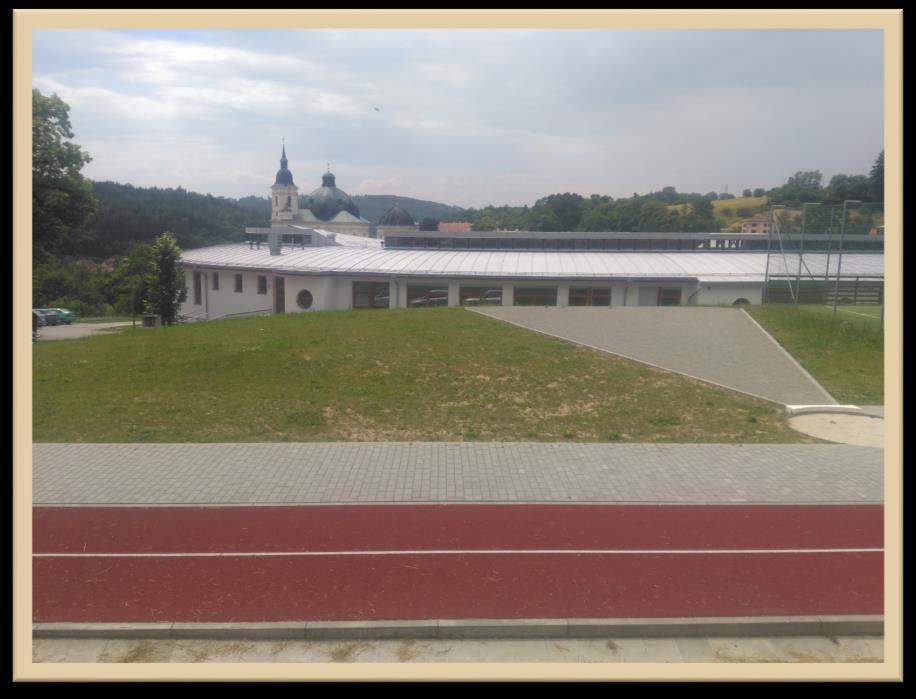 Workout Hřiště Hřiště se má nacházet mezi fotbalovým a tenisovým hřištěm u školy Bude