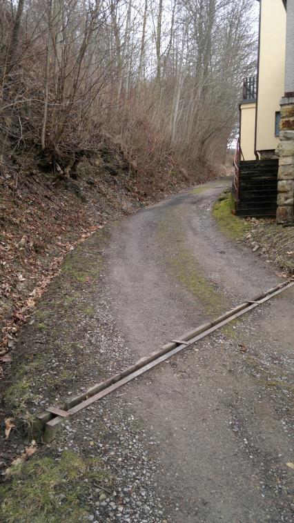 Oprava komunikace směrem k RD Franzových Černovír Jde o revizi a drobné úpravy asfaltovým