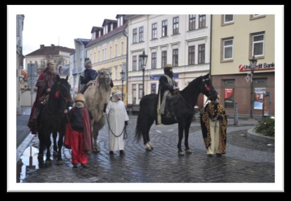 zástupci čs. obce legionářské a herci mladoboleslavského divadla. Mikulášská nadílka na hradě; 5. 12.