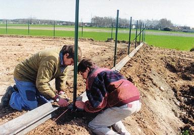 Úroveň terénu Zemní základová část 30 196 95 60 15 170 Krycí křídla umístěná na obou podélných stranách základu vytvářejí plochy bez trávy a plevelů.