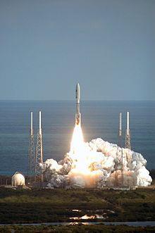 New Horizons - start 19. 1. 2006 - Florida - hmotnost 478 kg, vědecké přístroje 30 kg - rychlost - 16,2 km/s (úniková ze SS) = 58 500 km/h (nejrychlejší lidský výrobek) - 28. 2. 2007 průlet kolem Jupitera - efekt gravitačního praku - změna dráhy a rychlosti - 14.