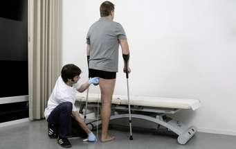 INFORMACE: Pacient musí stát vzpřímeně a mít koleno v extenzi.