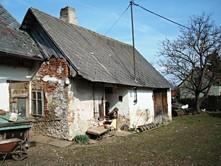 Na pozemku je elektřina, voda, odpady jsou svedeny do septiku s přepadem do kanalizace. Jedná se o něco horší lokalit z pohledu obč. vybavenosti a dopr. dostupnosti.