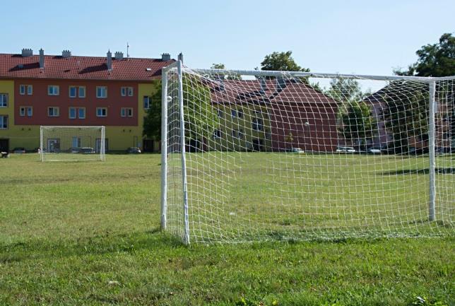 4. Fitness hřiště ve dvoře ZUŠ cvičební prvek posilovač nohou; je určen pro dospělé cvičence, starší 14 let; posilovací stroj je pevně ukotven do země, povrch zámecká dlažba cvičební prvek posilovač