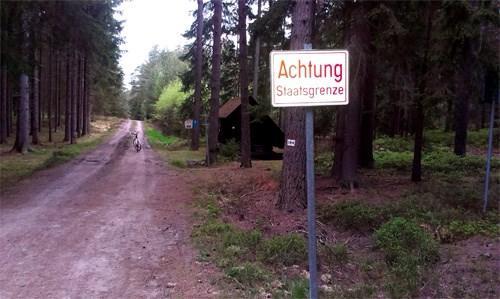 Pohraniční stráž si severně od Spáleniště, u místa zvaného Tokaniště, postavila kasárna, která nyní slouží turistům jako ubytovna.