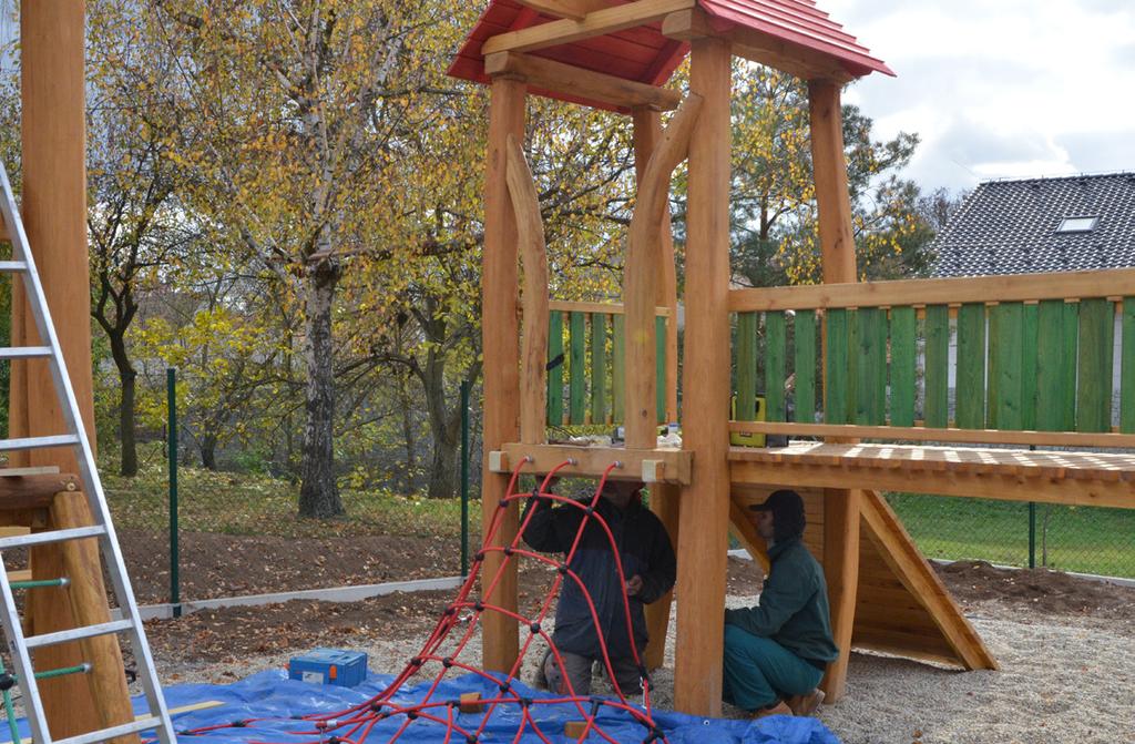 4 Výstavbu dětského hřiště naší obci umožnila Nadace ČEZ, která