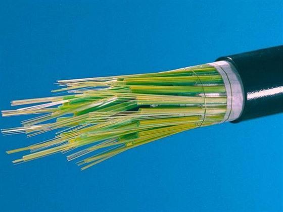 Trochu historie přenos přes optický kabel První komerční přenos po optickém kabelu byl uskutečněn v USA mezi