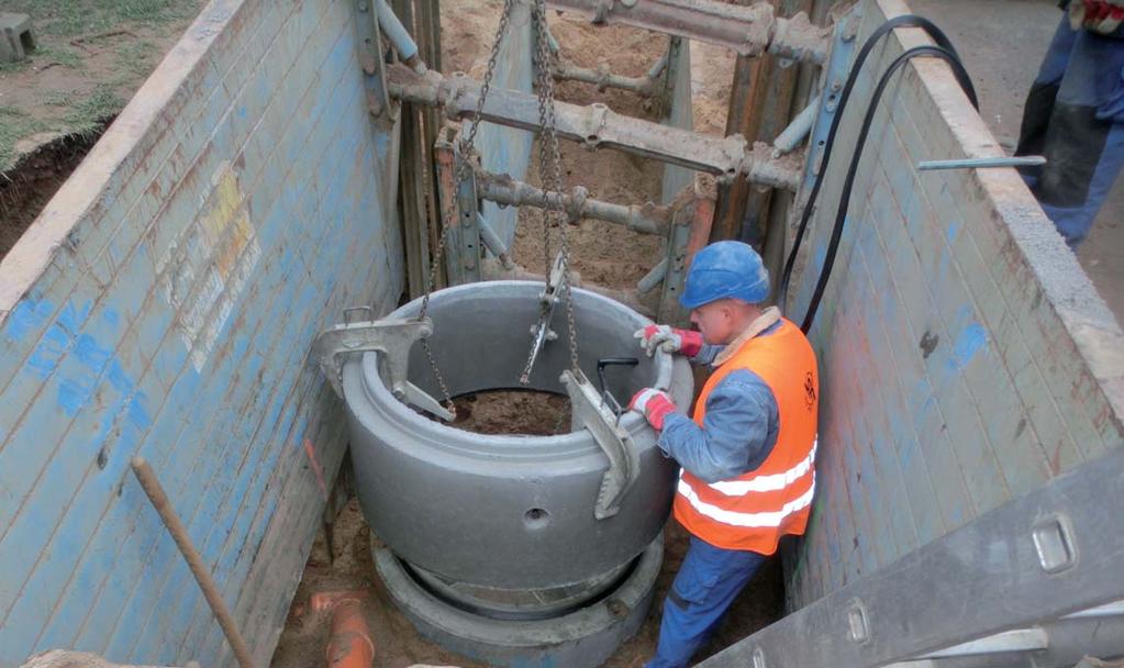 Nově vybudovaná kanalizační stoka z potrubí s PP SN 12 DN 300 mm, jejíž délka je 200 m, je vedena v trase původní kanalizační stoky.