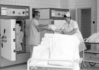 Postupně došlo ke zrušení sterilizačních bubnů. CS převzala i sterilizaci operačních nástrojů (obr. 2 4). V roce 1998 byl na CS uveden do provozu první plazmový sterilizátor v České republice (obr.