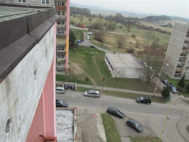 2.5.3. Okraje střechy Okraj střechy je bez atiky, střecha po obvodě je lemována plechovou závětrnou lištou (foto /11/ ) s přesahem cca 50 mm nad hydroizolací v ploše střechy.