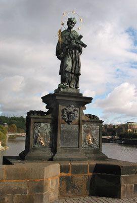 Výlet Praha-Karlův most Na výletu v Praze jsme naštívili Karlův most viděli jsme, kde se natáčely Chobotničky a taky jsme viděli sochy našich slavných mistrů. Na mostě seděli malíři a taky obchodníci.