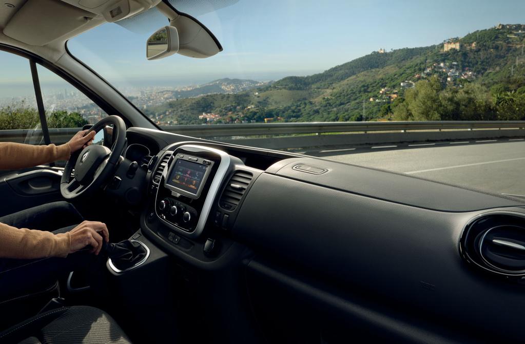 Přichází nový komfort Nový Renault TRAFIC, který představuje pozorného společníka ve vašem každodenním životě, se pečlivě stará o vaši spokojenost palubní deska laděná do odstínu černé karbon, nové