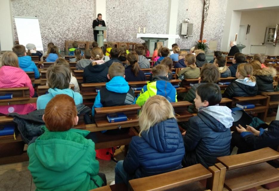 VELIKONOCE V KOSTELE - 4.AB V pondělí 26. 3. čtvrťáci navštívili kostel sv. Terezie na Kobyliském náměstí. Dozvěděli se, proč jsou Velikonoce pro křesťany důležitějšími svátky než svátky Vánoční.