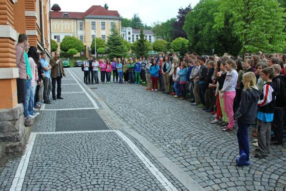 Po celý zbytek dne bylo možné potkávat ve škole i ve městě děti vyzdobené cizími vlajkami, potetované a pomalované příslušnými a pro nás víceméně exotickými jazyky.