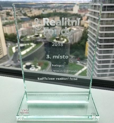 VÝHLED NA DALŠÍ OBDOBÍ Ve Spojených státech by měl růst domácího produktu poklesnout z 2,9 % r/r v roce 2018 na 1,5 % r/r v roce 2020, obdobně by se situace měla vyvíjet i v eurozóně, kde se očekává