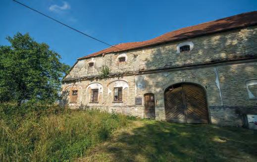 141 1. Západní průčelí usedlosti čp. 56 v Trstěnici, 2016, foto J. Kmošek. Western facade of farmstead No. 56 in Trstěnice.