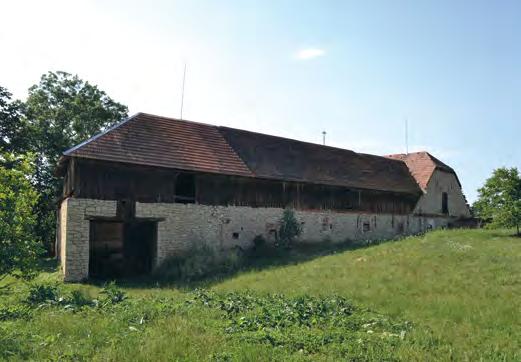 Vojtěch Kmošek, Jan Kraut 143 3. Východní stěna usedlosti čp. 56 v Trstěnici, 2015, foto J. Kmošek. Eastern wall of farmstead No. 56 in Trstěnice. Ostwand des Bauernhofes Hs.-Nr. 56 in Trstěnice. i do vnitřního dvora.