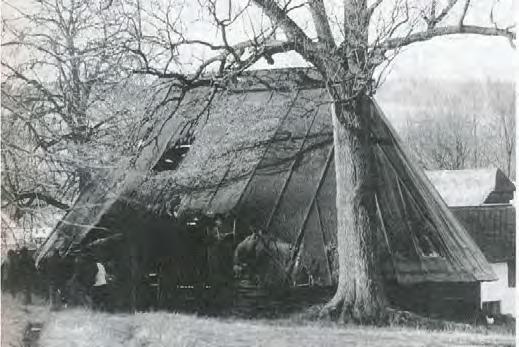 33 2. Stav polygonální stodoly v Sádku u Poličky při čp. 20 na konci 60. let 20. století, 1969, foto V. Hrníčko. Situation of the barn of farmstead No. 20 in Sádek near Polička in the late 1960s.