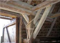 Construction of the roof truss supporting column of the polygonal barn.