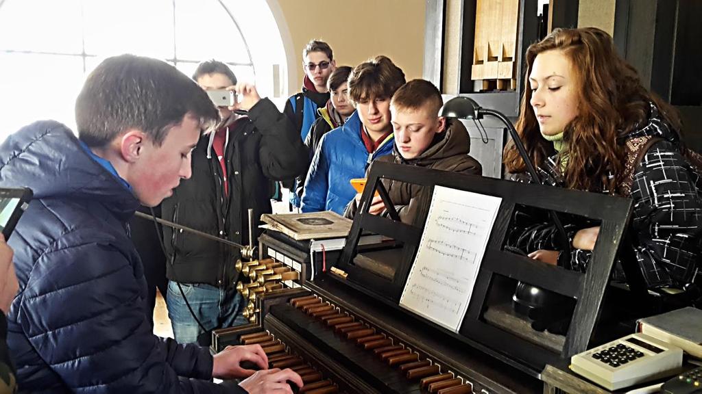 Varhanní exkurze Ve čtvrtek 7. ledna se žáci 9. ročníku zúčastnili varhanní exkurze v Třešti. Navštívili dvoje rozdílné varhany starší barokní v částečné rekonstrukci a varhany nové z roku 1995.