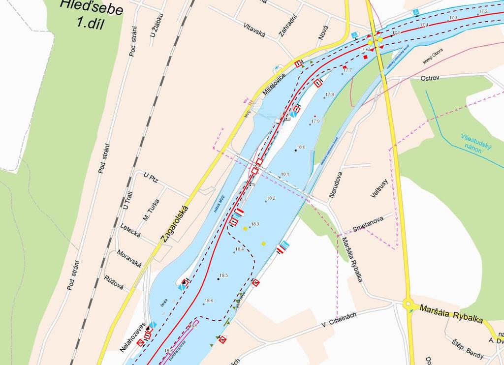 Plavební mapa V horní vodě je vodní cesta vedena podél ponořené hráze, za jejíž koncem se nachází překladiště na pravém břehu. Poté je směřována do plavební komory ležící mezi MVE a jezem.