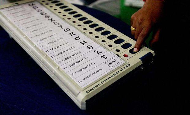 10.15 DRE přístroj s klávesami v indických volbách Zdroj: http://www.oneindia.com/india/large-number-of-voters-choose-nota-in-delhi-1649854.