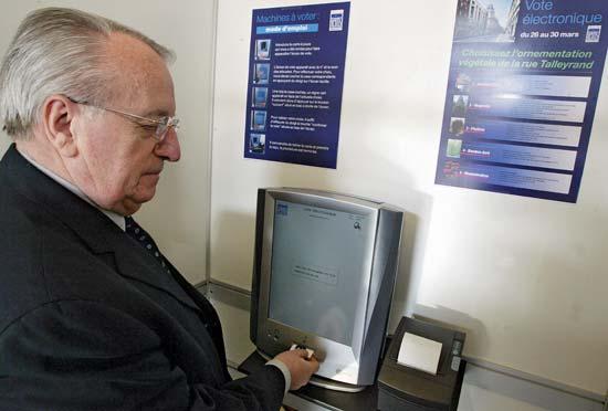 10.27 DRE přístroj typ Point & Vote od výrobce Indra při volbách ve Francii Zdroj: http://www.britannica.