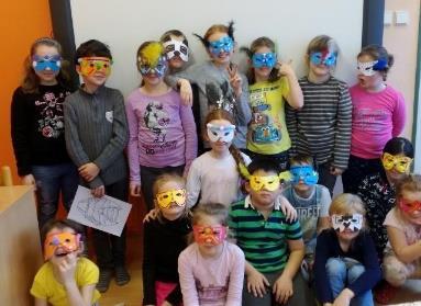 Peříčka, knoflíky, barevná pryž, flitry a mnoho dalšího barevného materiálu měly děti k