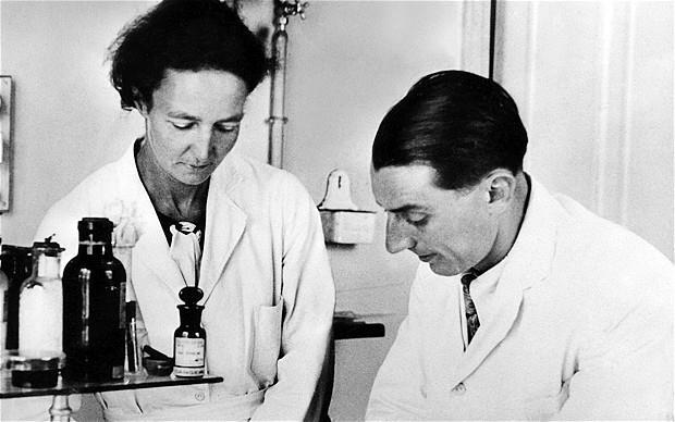 . Umělá radioaktivita V roce 1934 objevili manželé Frédéric (1900-1958) a Iréne (1897-1956, oba získali Nobelovu cenu za fyziku roku 1935) Joliot - Curieovi umělou radioaktivitu.