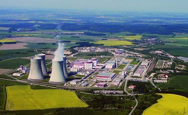 Rozdělení jaderných reaktorů - podle užívaného moderátoru: Lehkovodní typy - VVER/PWR... vodo-vodní energetický reaktor... Dukovany, Temelín,.