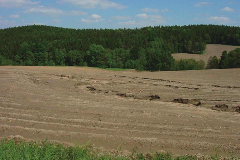 Informace o projektu Povodí Vltavy, s. p., k problematice plošných zemědělských zdrojů znečištění... (článek uvnitř čísla str. 12) 1 2 3 4 Foto 1: Rýhová eroze v řádkách brambor (zdroj: Kvítek T.